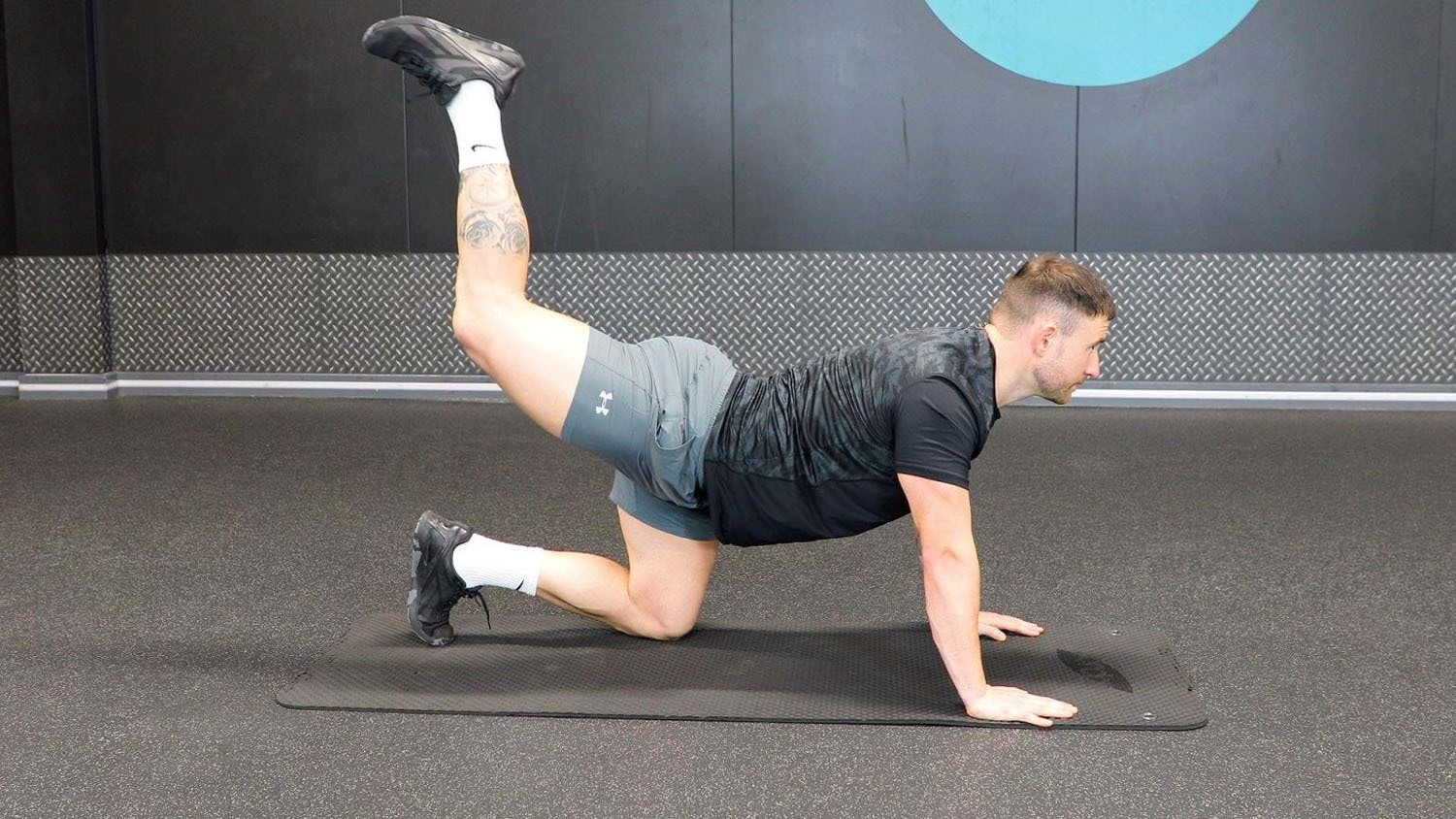 Donkey Kicks Muscles Worked 30 Women With The Perfect Glutes Workout Donkey Kicks Muscles Worked 30 Women With The Perfect Glutes Workout