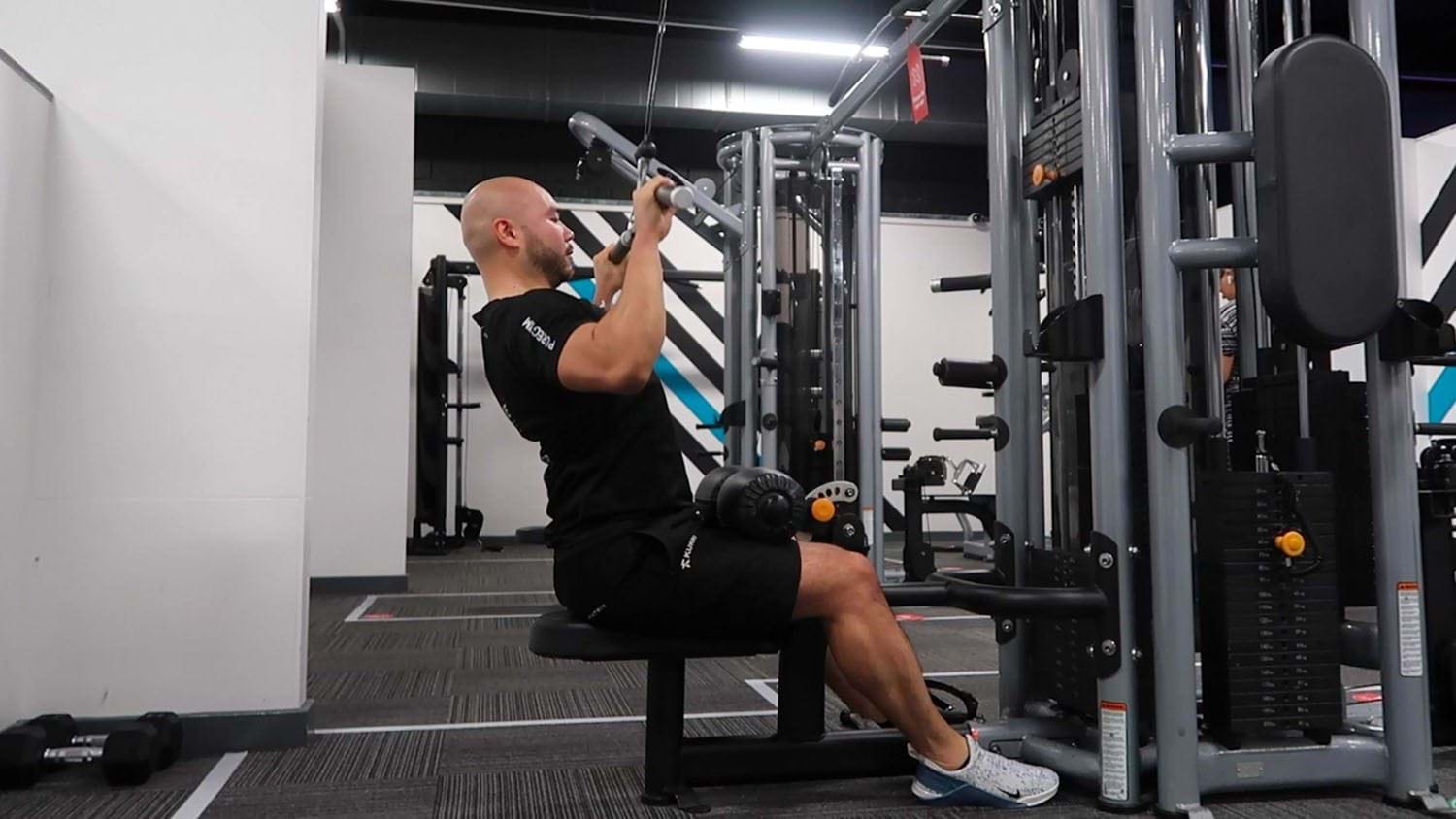 Entraînement de poids pour les débutants : les 10 exercices essentiels https://www.puregym.com/media/deqdnzwp/lat-pull-down.jpg?quality=80&utm_source=chatgpt.com