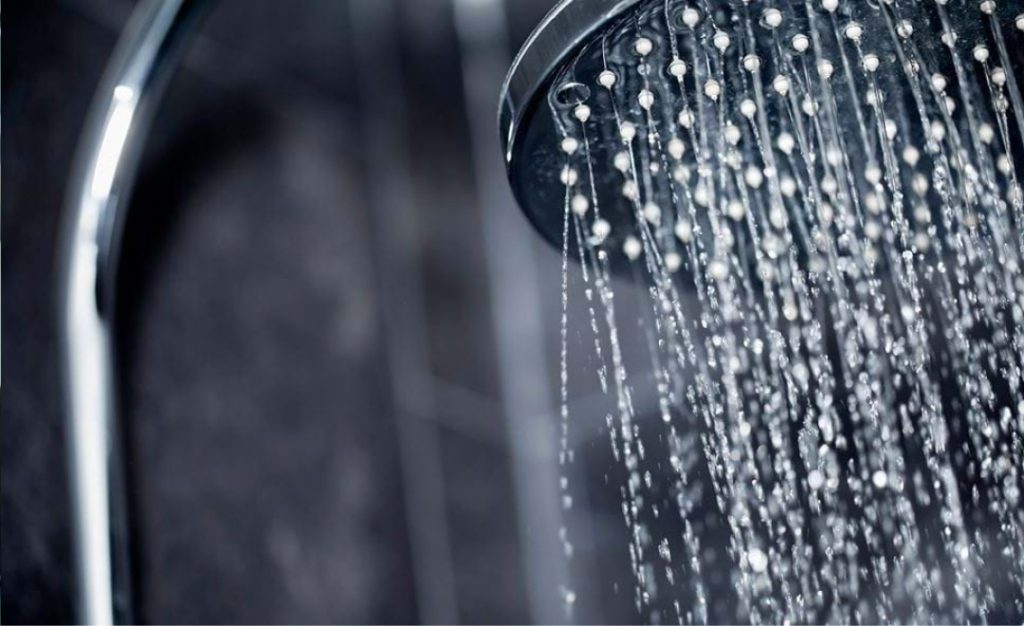 One of the hottest topics (no pun intended) surrounding proper workout formulation and recovery, is what temperature your post-workout bath or shower should be. Advocates of hot soaks typically talk about relaxing and loosening up the muscles post-workout, while fans of ice baths often bring up the apparent lactic-acid-flushing benefits of getting cold.